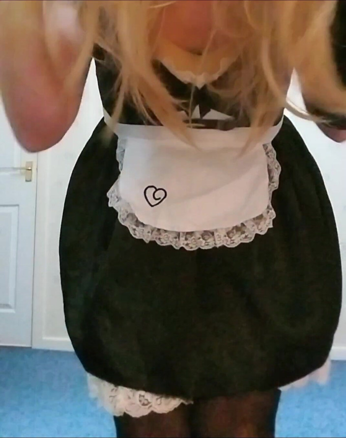 Cindy Belfast: मेरी सुनहरे बालों वाली बहिन-नौकरानी का वीर्य चाटना