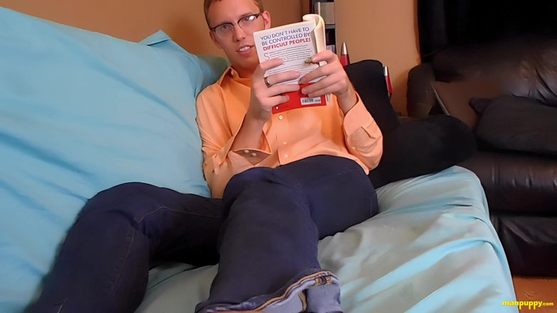 Man Puppy: 巨大的书试图忽视你