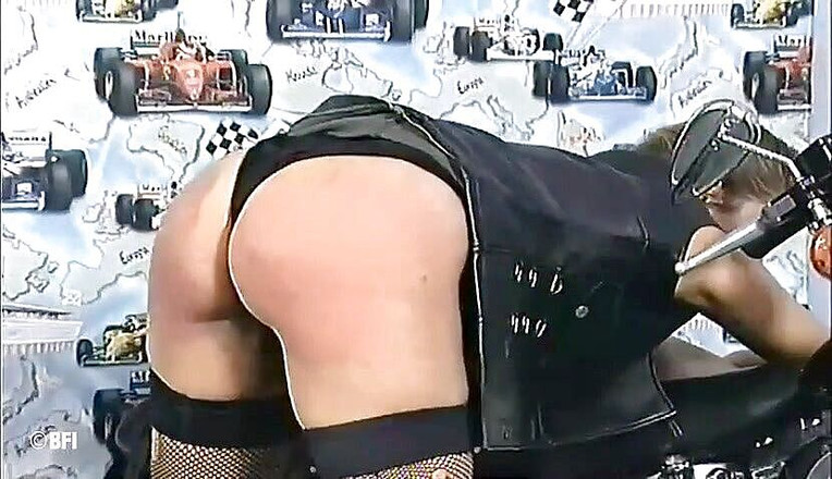 House of lords and mistresses in the spanking zone: Suffering Series 094 - Roztomilá submisivní teenagerka v prádle dostává výprask a...