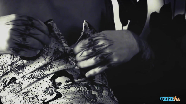 Zizi Vids: D’abord vient le tatouage puis viennent les gros seins naturels...