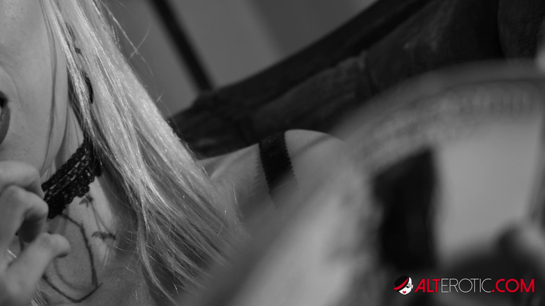 Alt Erotic: Robin doodskisten in claxxxische zwart-wit plaagvideo