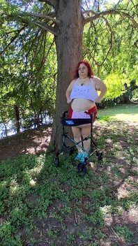 BBW看護師のヴィッキーがハローキティの水着でビキニを散歩しています!他に何をしているんだ!