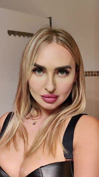 Dewi Femdom