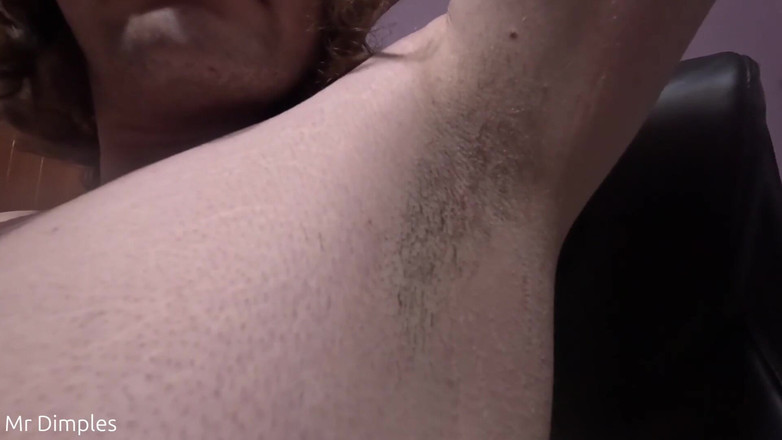 Mr Dimples: Un video di 5 minuti con l'ascella