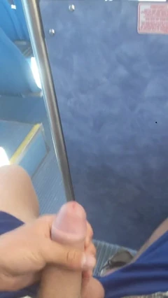 バスでノーカットディックを撫でる