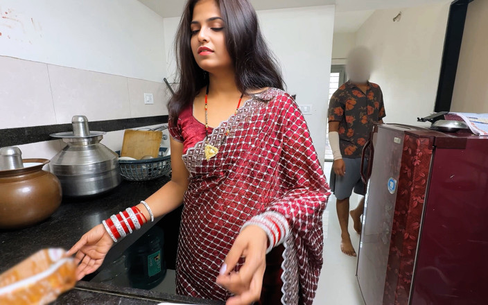 Sexy Komal: A noiva nova e macia estava fazendo pudim na cozinha...