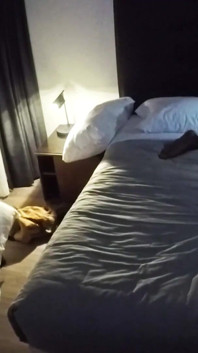 Tengere blonde hete vrouw wordt gegangbanged door een basketbalteam
