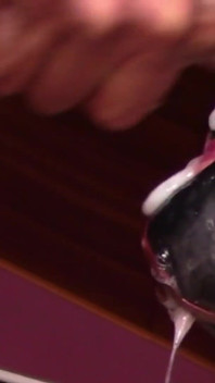 Una vista molto ravvicinata di una grande azione pompino con un sacco di sputi ed un enorme creampie orale