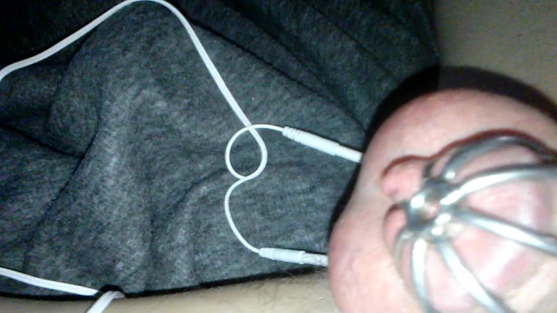 Sadie Boner: Ganska sissy Sadie buren e-stim orgasm