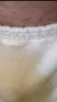 01 - piscia nei pantaloni della tuta bianca