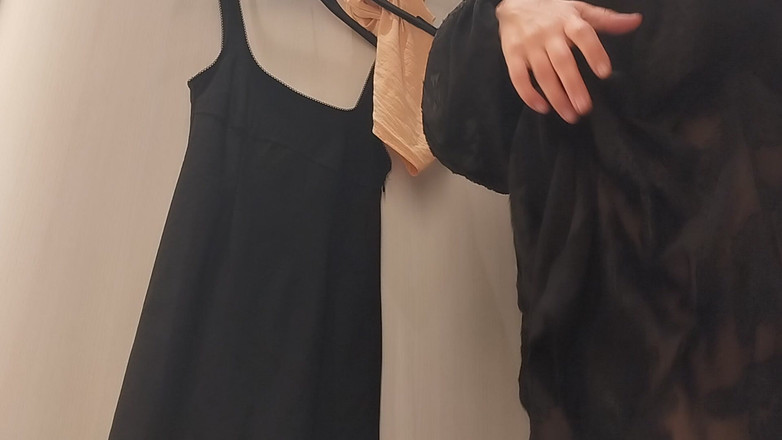 Amateur_MS: Une brune sexy dans le vestiaire