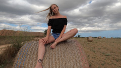 Porno Cloud: ブロンドは藁畑の上で指を探す