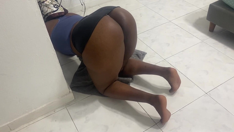 olivercastelistar: Üvey annemi kıyafetlerimde bir şeyler ararken yakaladım