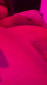 Une black excitée à forte poitrine se fourre la chatte avec un énorme gode