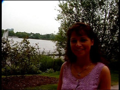 Lucky Cooch: Brunetka laska uprawia miłą rozmowę podczas wywiadu na świeżym powietrzu