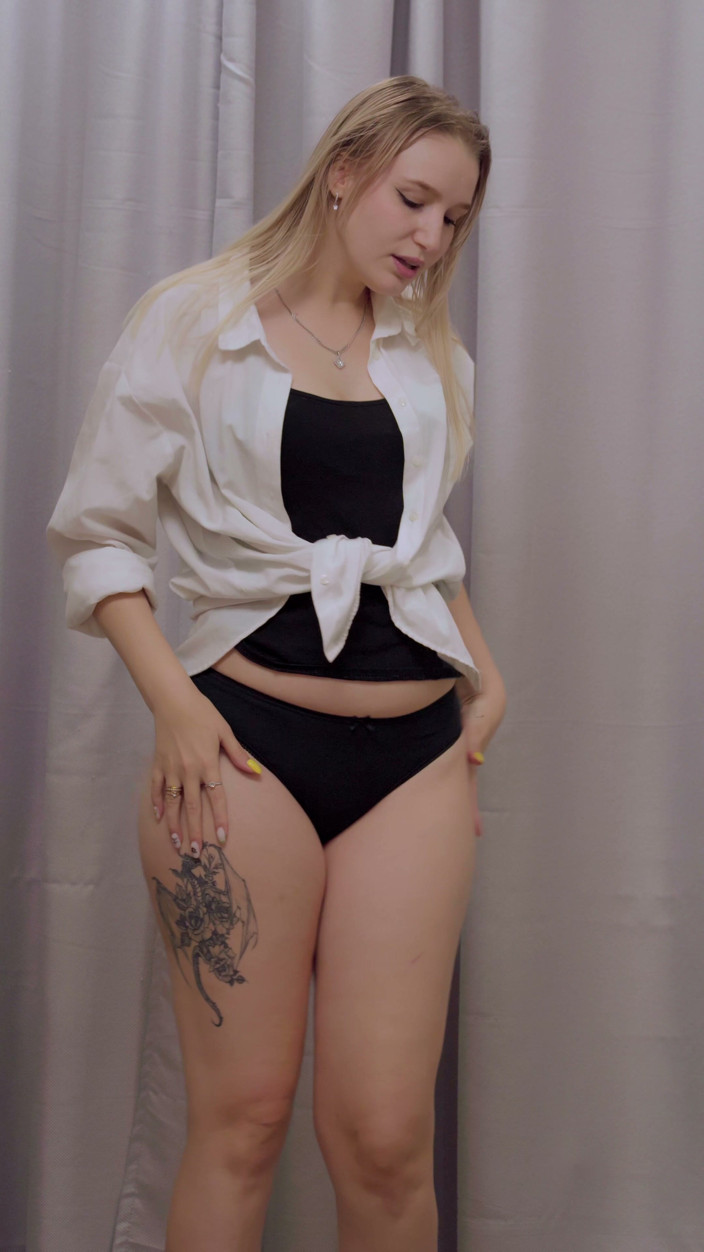 Stacy Starando: Striptease Lento Y Caliente... Me Desnuda Lentamente Y Muy Sucio......