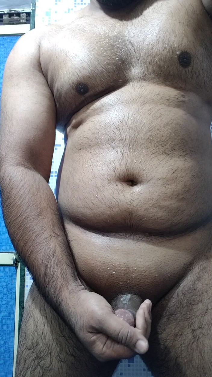 The Greek God: Un Indien musclé se branle debout