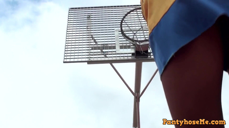 Pantyhose me porn videos: Sarışın amigo kız basketbol oynarken amını teşhir ediyor