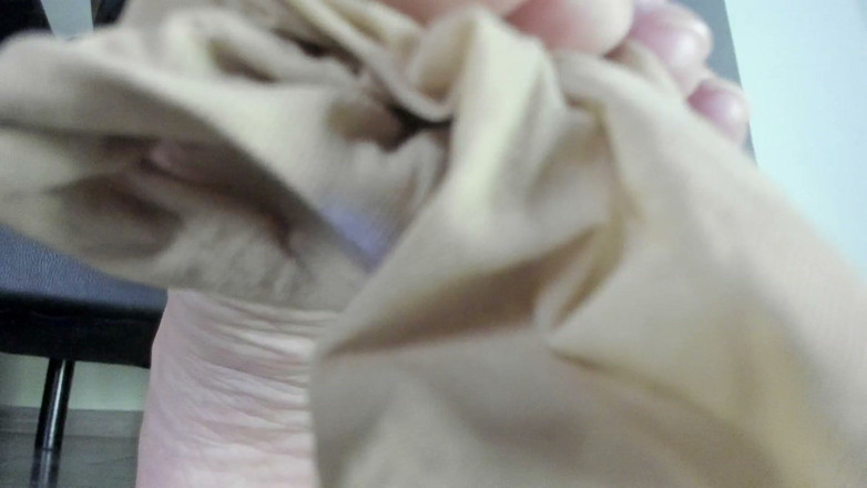 Feet lady: Sniff My Nylon Socks