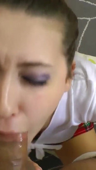O elevă drăguță sexy Kimber Lee are parte de o ejaculare facială neglijantă!