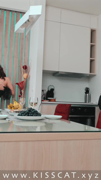 Nós fodemos a esposa infiel do chefe em sexo a três! Corno marido fala com telefone quando ela engole porra