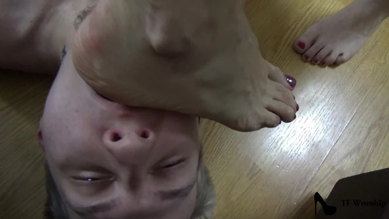 TF Worship: 3 mistress che calpestare 1 schiavo