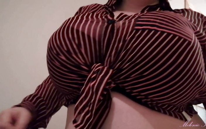Melonie Kares: काली ब्रा ब्लाउज बड़े स्तन उछलते हुए देखने का बिंदु