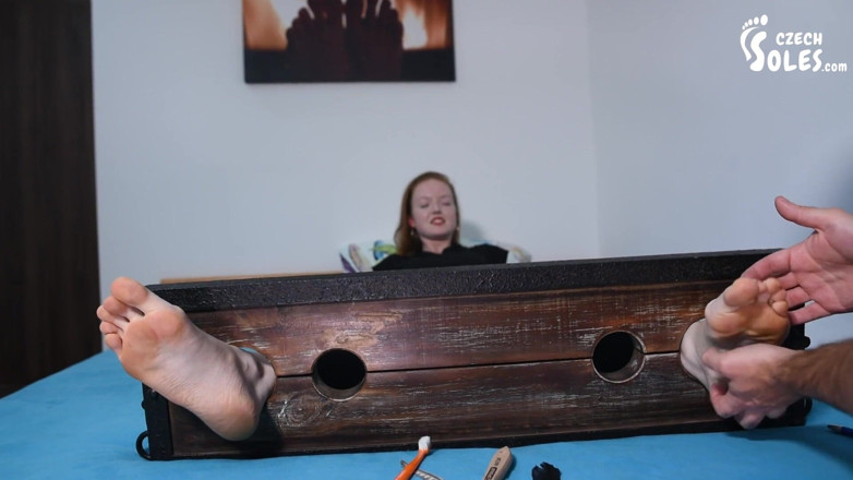 Czech Soles - foot fetish content: Cù không thương tiếc của đôi chân to trần của cô ấy