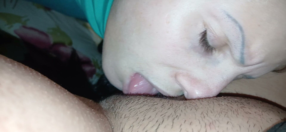 Lesbian-candys: VEDERE LA PERSOANA 1 - Ejaculez rapid în gura ei, dar nu se...