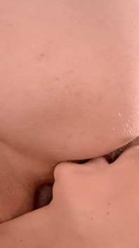 사정할 때까지 남자의 후장을 핥는 소녀!