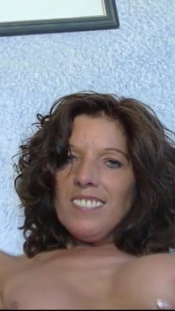 Solo morena alemã milf dona de casa com peitos grandes se mostra em casa