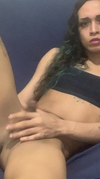 Trans žena masturbuje a ukazuje zadek