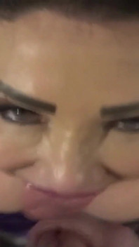 Nicole Dupapillon, los labios más largos del Reino Unido - mamada y facial en primer plano
