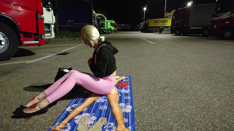 sweetfeet29: Desnuda por los camioneros