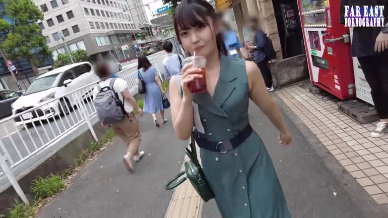 Far East pornography: Cewek sange ini lagi asik jalan-jalan sambil ciuman sperma sampai...