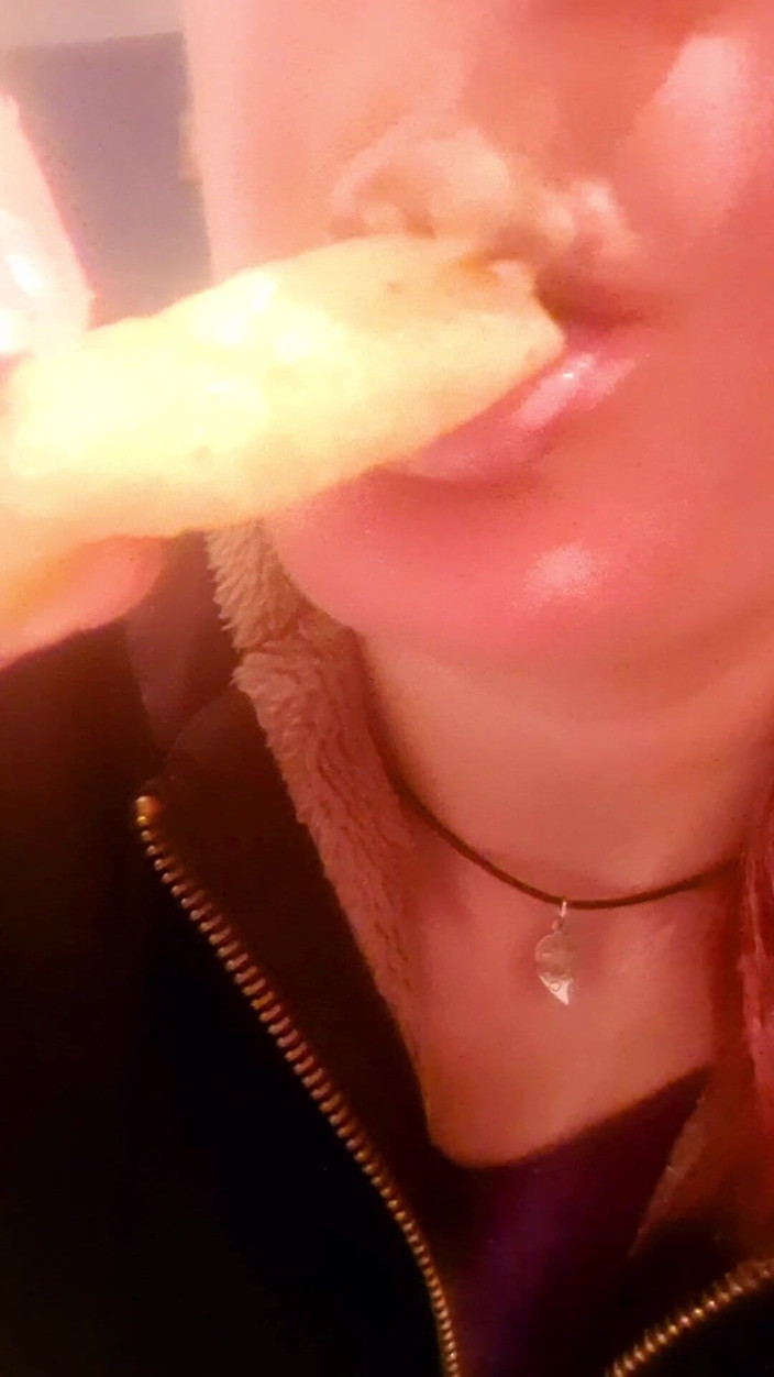 Ana Liz: Une fille coquine suce des pommes de terre