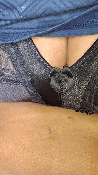 アジア系MILFが誰かをバイラル動画で探すのに抵抗できない