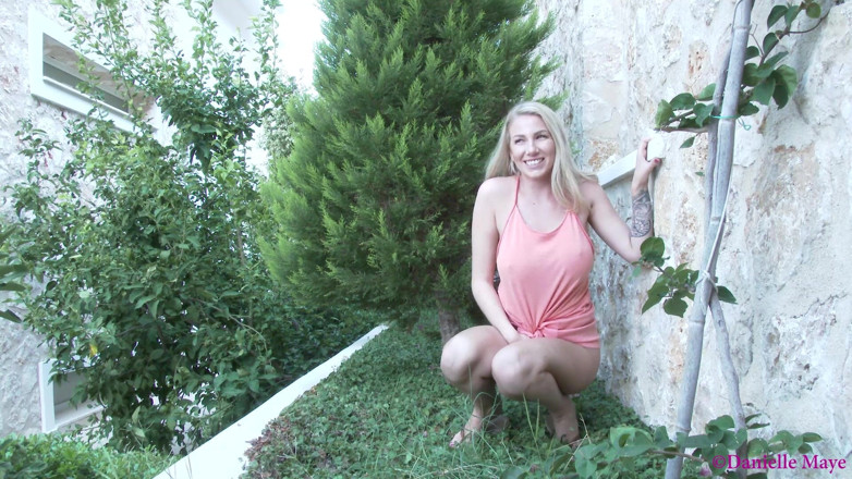DanielleMaye: Pár si navzájem pomáhá chcaní venku