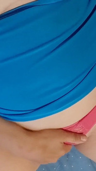 O mamă sexy matură cu țâțe mari se masturbează fierbinte în tanga pe pat
