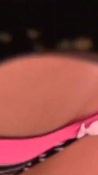 Bruneta minionă suge o pulă mare cu gaura din zid - glory hole