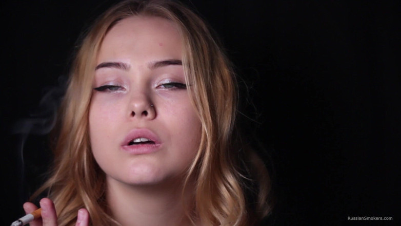 Russian Smokers: Tatlı Rus kız doğada sigara içiyor