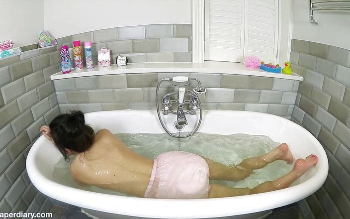 Faye Taylor: 浴缸里的塑料裤
