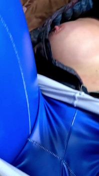 Niebieska skóra Cameltoe & Downjacket Fetish Niechlujstwo Ustne, Pluć Play & Cum na ubrania