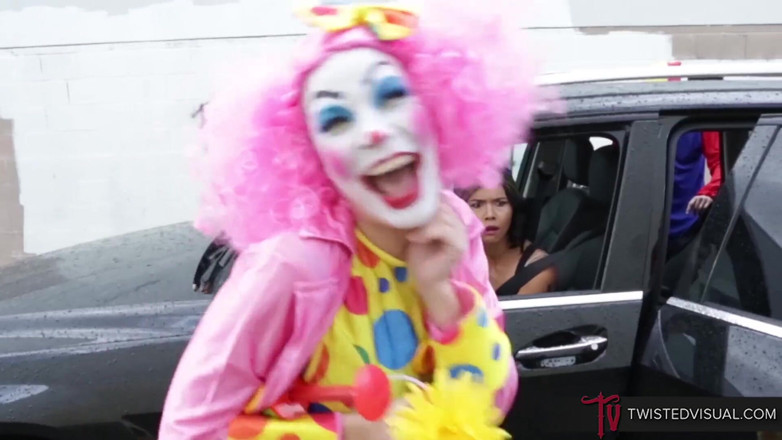 Twisted Visual: Sortudo asiático recebe um clownbang