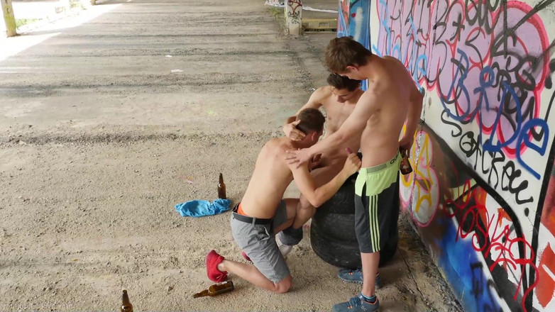 Kinky Twink: Kaybeden iki çıplak yarağı birden alıyor