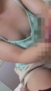 La teen mora fa un pompino salivoso appassionato sul letto