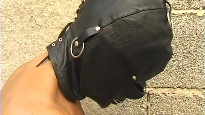 Bangora MILFs: Tätowierte brünette MILf für stiefel-dominanz gefesselt