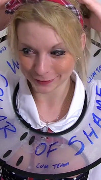 O curvă blondă drăguță se bucură de o sesiune de sex în grup sălbatic cu tipi mai în vârstă