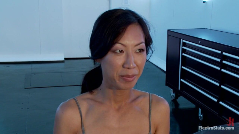 Electrosluts by Kink: Tia Ling leva eletrossex duro com dupla penetração!