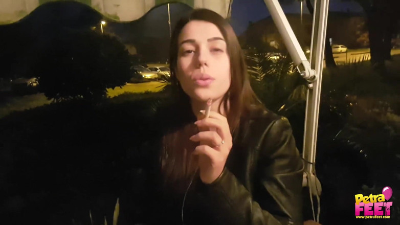 Smokin Fetish: Smoking and foot fetish in outdoor with cute teen
